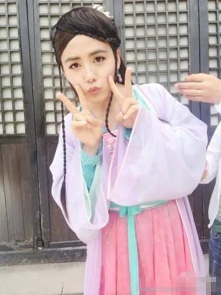 男扮女装的网红吃瓜,揭秘网络红人的真实生活 第2张 男扮女装的网红吃瓜,揭秘网络红人的真实生活 第2张